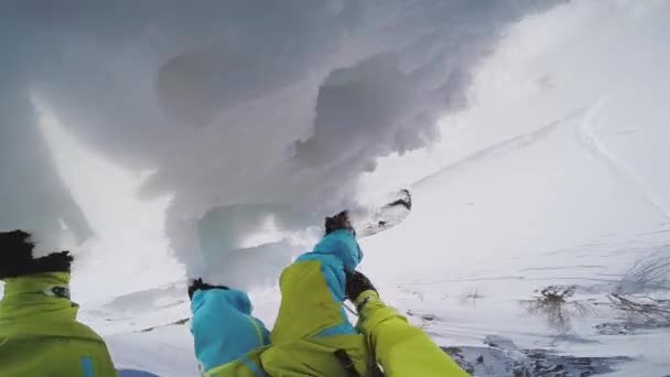 Snowboarder llegar a la cima de la montaña nevada para el paseo backcountry. Día soleado . — Vídeo de stock