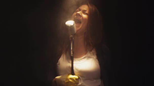 Scrubwoman chanter dans le microphone vintage sur scène du club. Danse. Fumée. Fuyez ! — Video