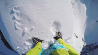Snowboard karlı dağın zirvesinde. Güneşli bir gün. Pro kamera baş üzerinde gitmek.