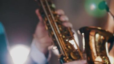 Altın saksafon çalma saksofoncu. Canlı performans. Caz sanatçısı. Müzisyen