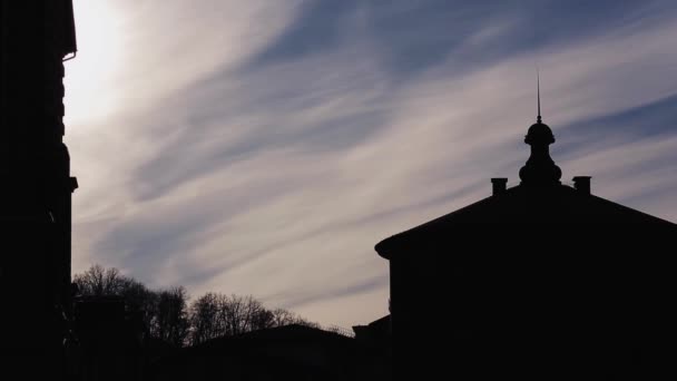 Blick auf den schönen Abendhimmel. Silhouette des Gebäudes mit Kirchturm auf dem Dach. Natur — Stockvideo