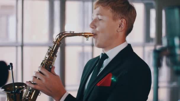 Saxophonist in dinner jacket performing on stage of restaurant. Jazz music. — Stock Video