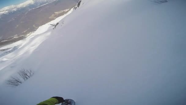 Snowboarder backcountry rijden vanaf bovenkant van besneeuwde berg. Hoge snelheid. Extreme — Stockvideo