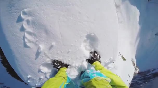 Snowboarder bovenop de besneeuwde berg. Zonnige dag. Ga pro camera op hoofd. — Stockvideo
