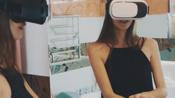Chica permanecer delante del espejo en el baño con gafas de realidad virtual en la cabeza — Vídeos de Stock