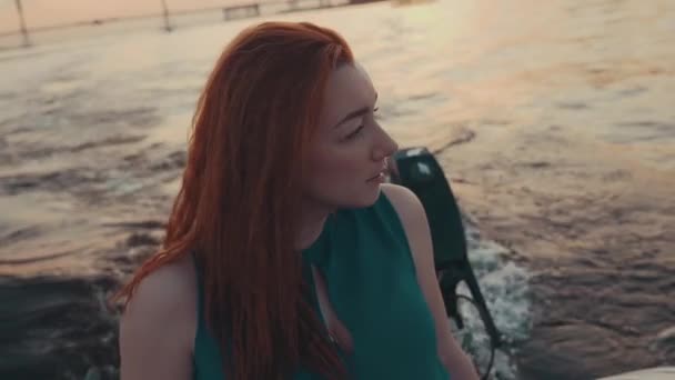 Rood haar meisje in jurk op motorboot. Prachtige zomeravond. Entertainment — Stockvideo