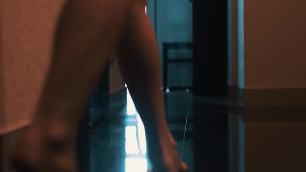 Vista da mulher elegantemente andar no banheiro no apartamento. Abra a porta. No chão. Caminhada — Vídeo de Stock