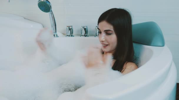 Красивая брюнетка наслаждается сексом после ванны