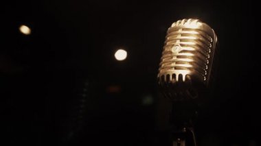 Boş retro kulübündeki sahnede konser vintage parlama mikrofon. Beyaz Spot.