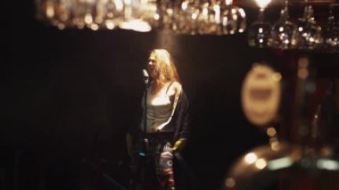 Scrubwoman eldiven dans şarkı sahnede spot altında vintage mikrofon
