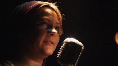 Scrubwoman paspas ile tasvir vintage mikrofon bir kulüp sahnede.