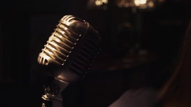 Sahne ışıkları altında sahnede konser mikrofon. Scrubwoman için stand bar çalıştırmak.