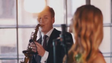 Çok caz vokalisti saksofoncu ile sahnede performans. Dans. Sahne ışıkları