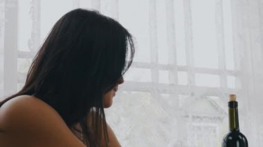 Masada ülkenin evin terasında alkollü içecekler ile sohbet kızlar. Mutlu