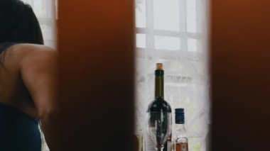 İki genç kız masada ülkenin evin terasında alkollü içecekler ile sohbet