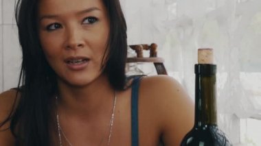 Kız masada şarap şişesi, ülkenin evin terasında cam ile sohbet.