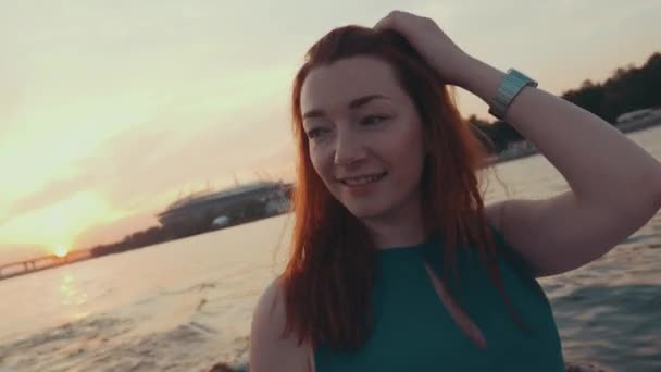 Giovane ragazza capelli rossi in abito turchese sulla barca a motore a vela. Tramonto. Danza — Video Stock