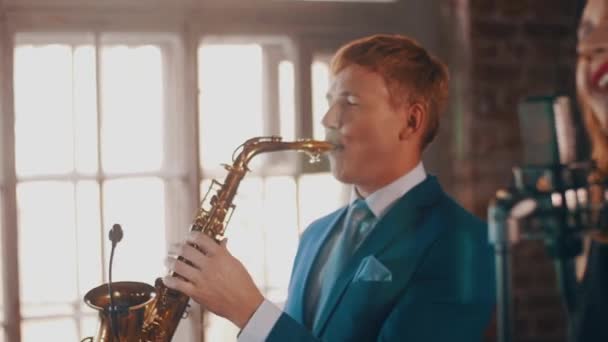 Saxofonista en traje azul juega en saxofón dorado. Actuación en vivo. Jazz . — Vídeos de Stock