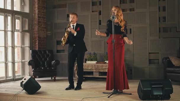 Jazz vocalist perform on stage with saxophonist in black suit. Duet. Music. — Stock Video