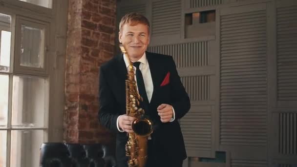 Saxofonist in diner jacket dans met gouden saxofoon stadium. Jazz-artiest. — Stockvideo