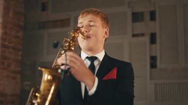 Saksofoncu aşamada altın saksafon ceketimi oyunda. Caz sanatçısı.