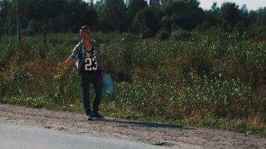 Kırsal kesimde Road kal adamım. Otostop. Yukarı başparmak. Harita elinde tut. Güneş