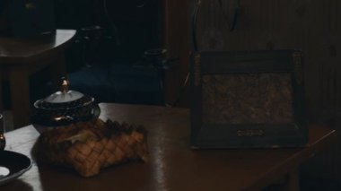 Kız ve adam masada ülkenin evin terasında içecekler ile sohbet.