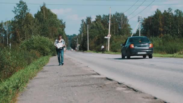 движение пешеходов по обочинам дорог. движение пешеходов по обочинам дорог. пешеход идет по обочине. движение пешеходов по обочине. движение пешеходов по проезжей части.