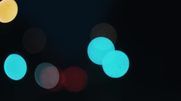 Pohled na barevné abstraktní pohybující se koule. Kruhy — Stock video