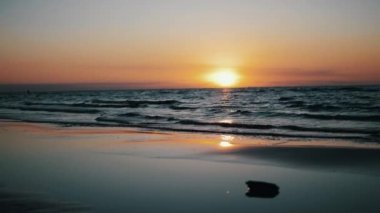 Görünüm harika kırmızı günbatımı Denizi'nin kıyısında. Sakin dalgalar. Su. Doğa. Ufuk.