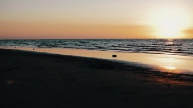 Harika kırmızı günbatımı manzarası Denizi'nin kıyısında. Dalgalar. Plaj. Doğa. Ufuk.