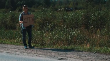 Kırsal kesimde Road kal adamım. Otostop. Sigara içmek. Güneş gözlüğü.
