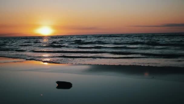 Vue du magnifique coucher de soleil rouge sur la côte de la mer. Des vagues. De l'eau. La nature. Horizon . — Video