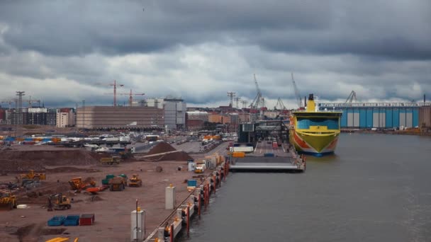 Vue du port de chargement. River. Des grues. Construction. Navire cargo. Du matériel. Pistes — Video