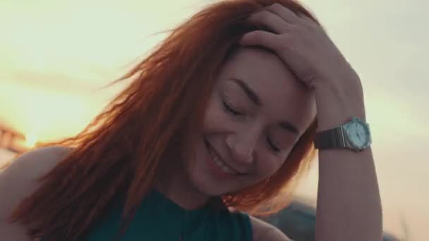 Mladá dívka v tyrkysové šaty barva vlasů na motorovém člunu. Západ slunce. Úsměv ve fotoaparátu — Stock video