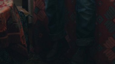 Adam ülkenin evin terasında akustik gitar çalmak. Arkadaşlar masada.