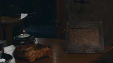 Masada ülkenin evin terasında içecekler ile sohbet arkadaş. İç