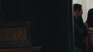 Kız ve erkek sohbet masada ülkenin evin terasında alkollü içecekler ile.