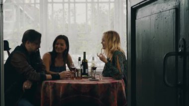 Masada sohbet arkadaş. Kır evi terasta alkol. Gülmek.