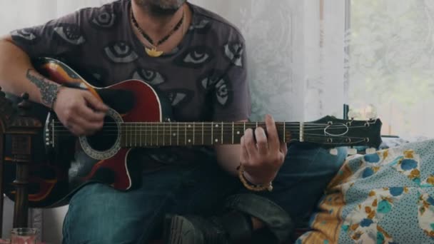 Hombre tocar la guitarra en la terraza de la casa de campo. Chica en la mesa con bebidas. Descanso — Vídeo de stock