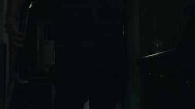 Adam gitar yürüyüş ülke evin teras ile. Arkadaşlar içecekler masada.