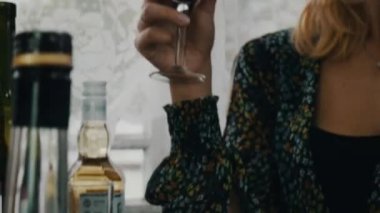 Tablo içki kırmızı şarap ülkenin evin terasında, arkadaşlarınızla sohbet kız.