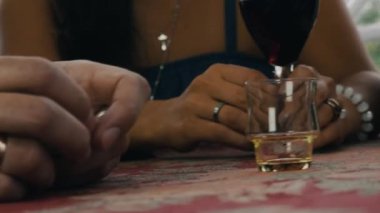 Ülkenin evin terasında masada sohbet arkadaş. Kırmızı şarap içme. Geri kalan