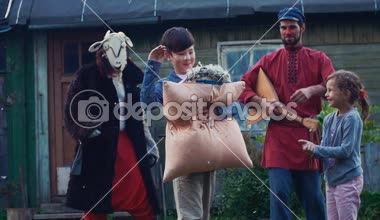 Ülke evin bahçesinde yastık ile çocuk yardım adamım. Tüyler. Çocuk oyun.