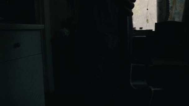 Homme avec guitare venir à la terrasse de la maison de campagne. Amis à table avec de l'alcool .