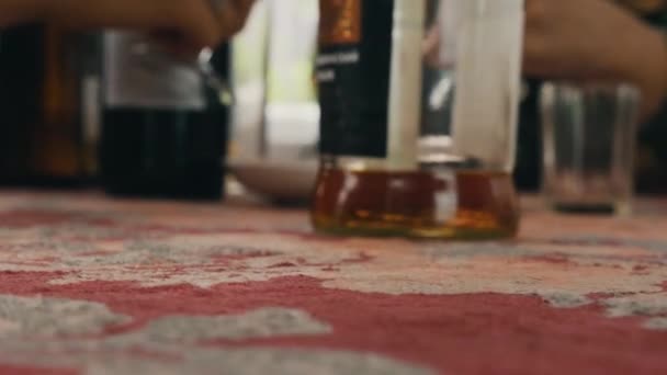 Mensen drinken alcohol op terras. Man die korte glas op tafel. Juichen. — Stockvideo