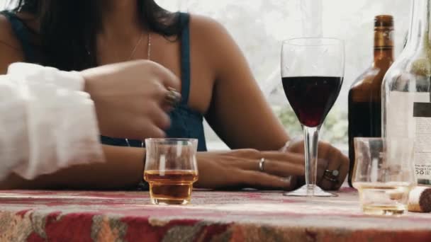 Fille s'asseoir sur la terrasse dans la maison à table avec des boissons. Homme en chemise blanche prendre verre — Video