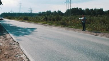 Elinde harita ile Road kal adamım. Otostop. Araba yakalamak. Gezgin. Güneşli