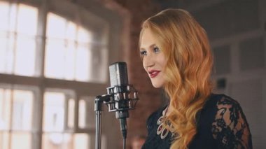 Caz vokalisti sahnede performans sergiliyor, parmakla tıklayın. Saksafoncu. Düet. Müzik grubu.