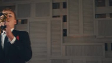 Güzel caz vokalistsak saksafoncu ile sahnede gerçekleştirmek. Zerafet. Stil.